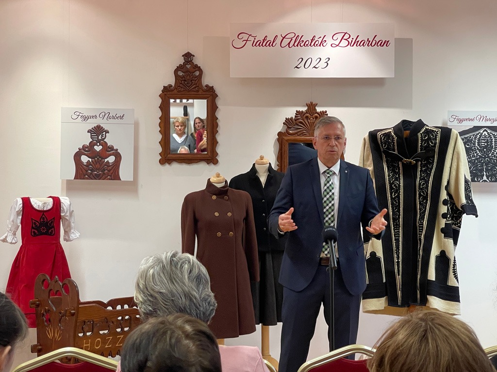 fiatal-alkotok-biharban-15